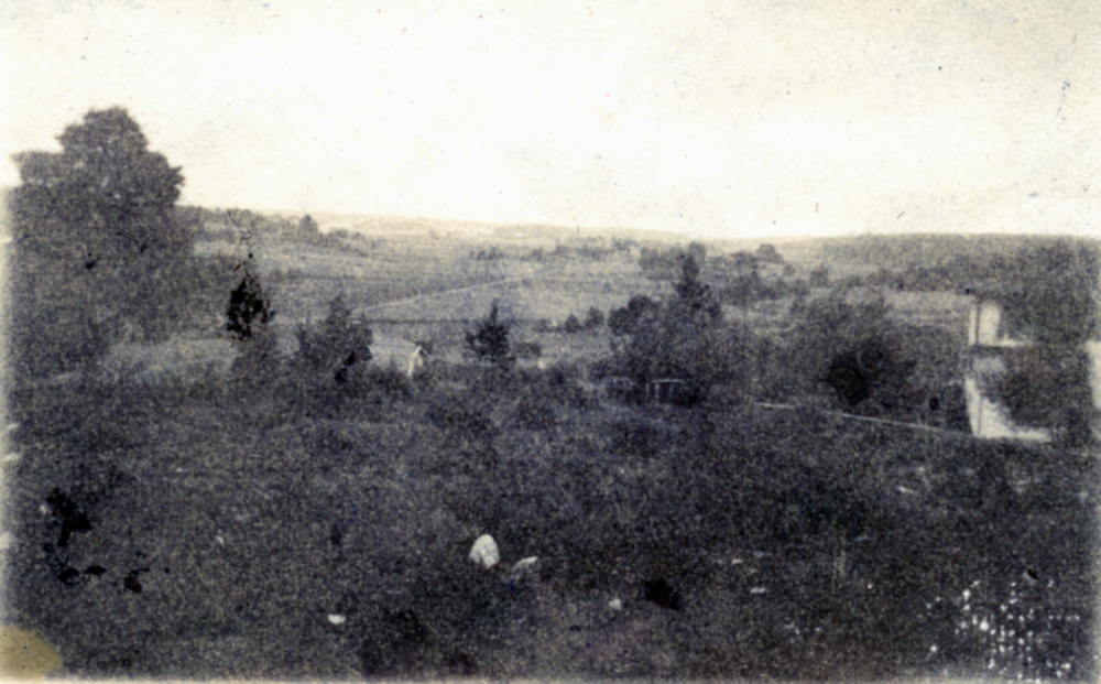 Utsikt från norra flygeln på Ekskogens gård. Bilden kommer från en uppsats som skrevs av Märta Hassler 1923 då hon gick i sjätte klass. Märta tillbringade sommrarna på Ekskogens gård.