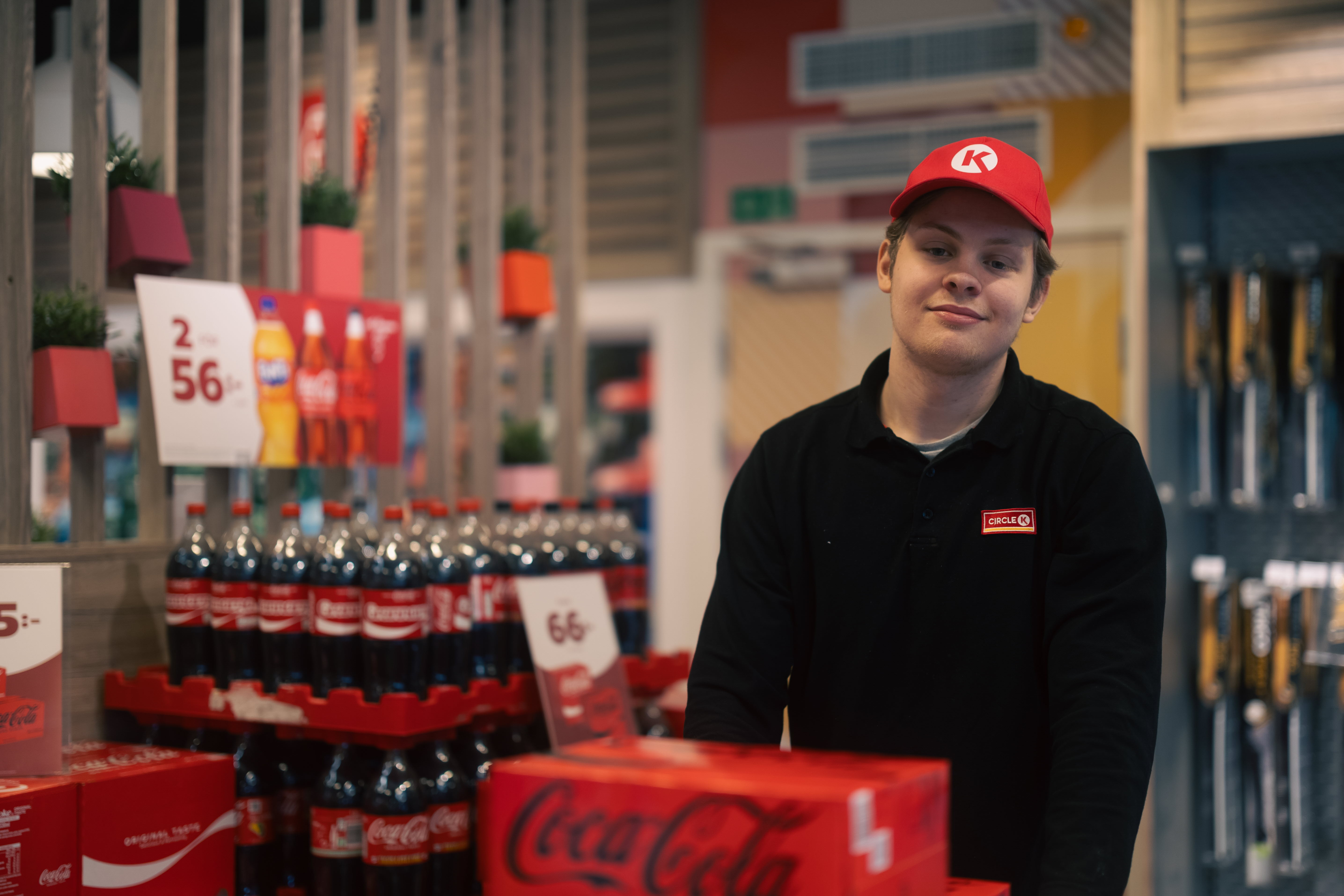 Elev bär ut läskförpackningar från lager till butik som en del i sin praktik.