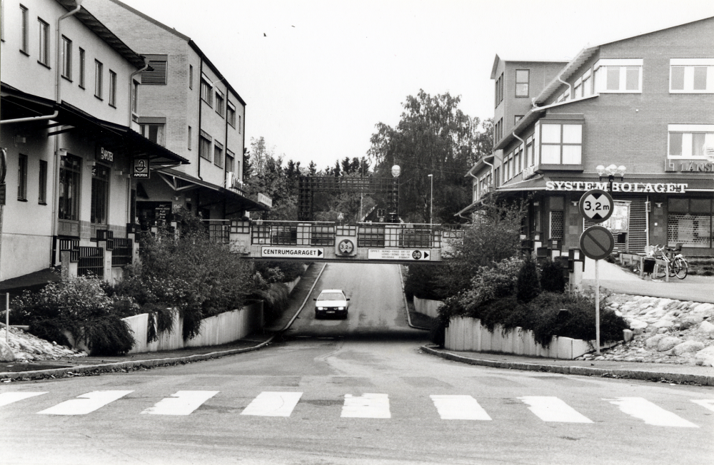 Centrumpassagen i Vallentuna centrum förbinder Banvägen med Mörbyvägen och har infart till parkeringsgaraget under Systemhuset