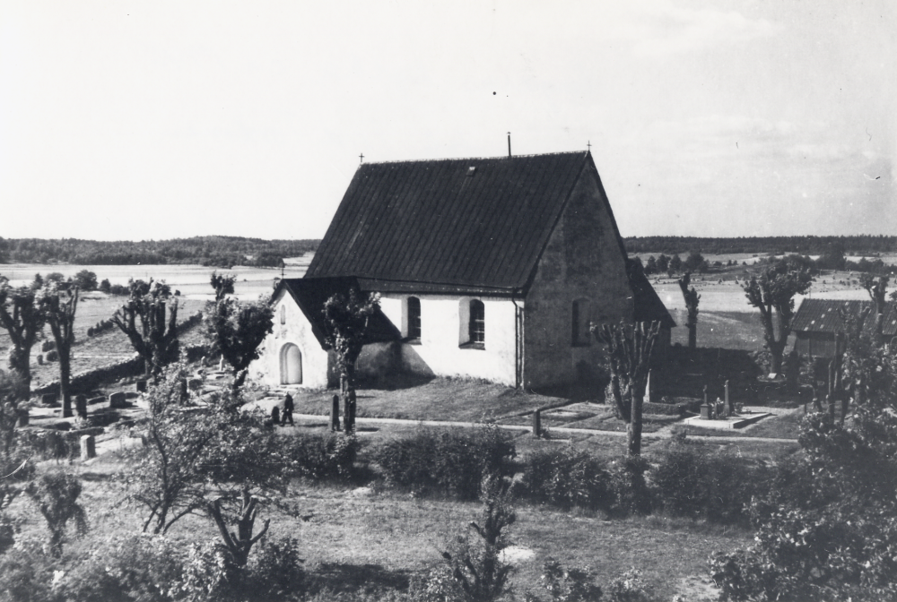 Angarns kyrka sedd från klockstapelberget