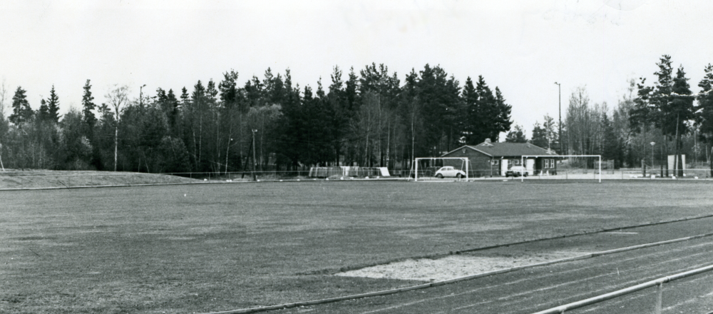 Össeby idrottsplats är belägen väster om Karby tennishall.