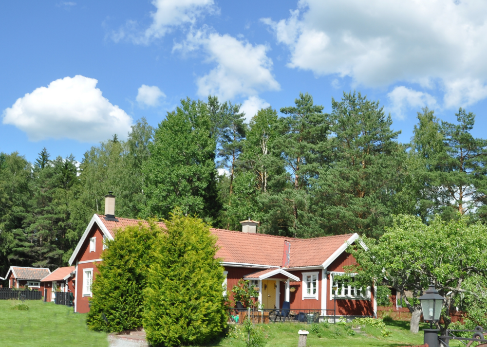 Det äldsta torpet under Skrävsta i Frösunda är soldattorpet. Det är känt sedan 1683, men har byggt om ett otal gånger. Soldaterna försvann därifrån 1905. Numera är det en kraftigt tillbyggd permanentbostad och kallas oftast Gustavslund (Skrävsta 1:9).