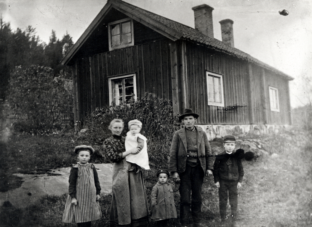Flattsta, dagsverkstorp under Svista i Össeby-Garn. 3 dagar/vecka gjorde torparen dagsverken. Torpet hade 1 häst och 4-5 kor. Fr v Ragnhild (1902-1980), modern Fanny Hammarstedt, född Pettersson (1878-1971), Rut (1908-), Gösta (1906-), fadern August Hammarstedt (1872-02-24-1956) och Ragnar (1900-1981). Ytterligare 1 barn föddes i juli 1910. Familjen flyttade 1914 till gården Vallensjö i Fresta. Uppgifter från Rut Eriksson, född Hammarstedt, boende i Täby kyrkby