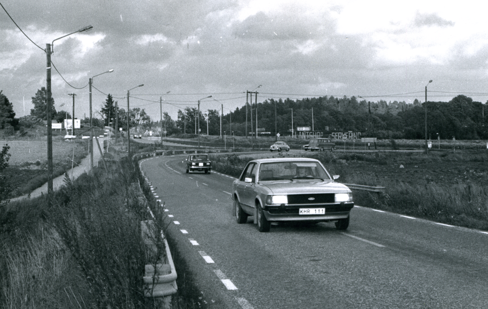 Gamla Norrtäljevägens anslutning till Stockholmsvägen innan den blev E18 och förlängdes. I bakgrunden Ingas bar.