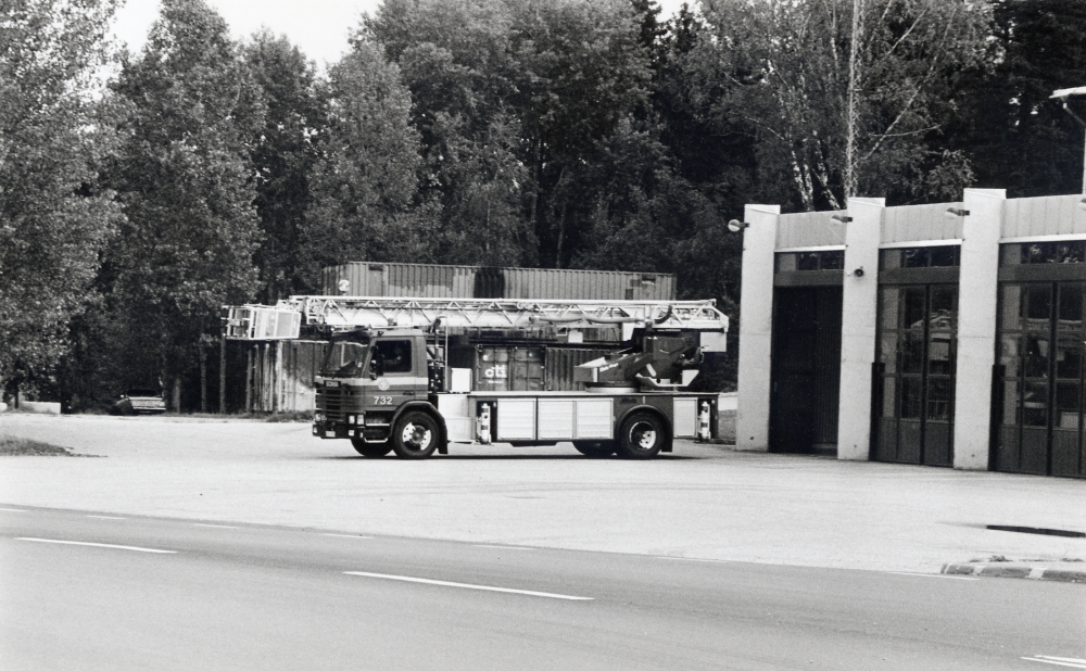 Vallentuna nya brandstation är byggd i korsningen av Angarnsvägen och Lindholmsvägen.  Den drivs av Södra Roslagens brandförsvarsförbund i samarbete med Täby och Danderyd.  Utanför brandstationen står en stegvagn