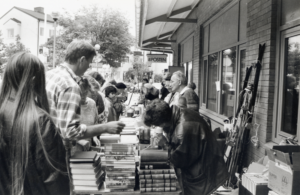 Vallentuna marknad på Tuna torg med bl a loppmarknad.  Marknaden arrangeras av Vallentuna hembygdsförening