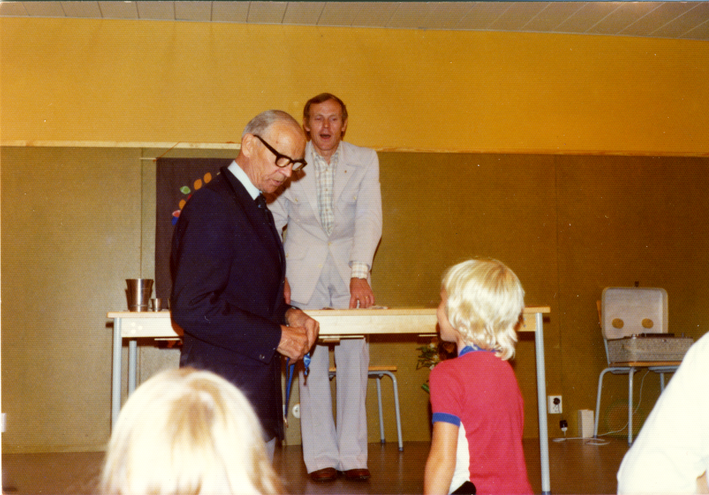Arne Borg delar ut medalj till Niclas Fagrell i samband med Vallentuna Simklubbs klubbmästerskap som avgjordes på Kvarnbadet. Mannen i bakgrunden är Vallentuna simklubbs ordförande Egon Regefalk.

Original och uppgifter:Birgitta Fagrell