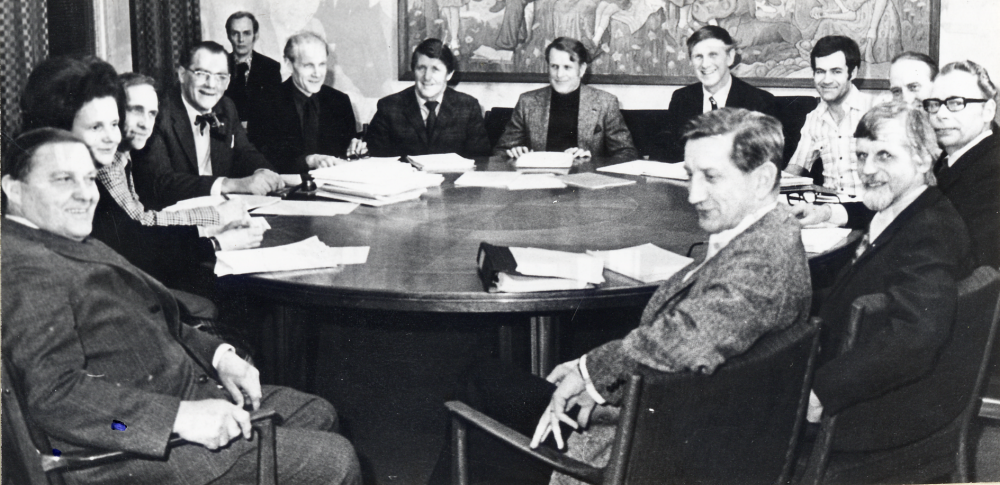 Vallentuna kommunstyrelse  sammanträder. Fr v  Bertil Tillborg  s,  Eva Lips  m suppleant,  Conny Almén  m,  Carl-Erik Wikström  c ordförande,  Hans Halvarsson  kanslisekreterare,  Gunnar Käller  kanslichef,  Åke Ahlgren  c suppleant,  Lennart Jansson  c,  Ingvar Lidskog  fp,  Roland de Thorey  fp suppleant,  Charles Pettersson  s suppleant,  Rune Ahlsén  s,  Karl-Erik Nilson  s,  Tore Pettersson  s suppleant.