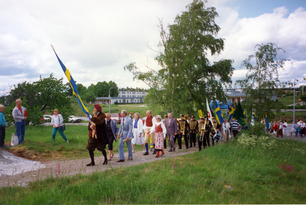 Sveriges nationaldag och svenska flaggans dag firas den 6 juni 1993. Deltagarna marscherar från Kommunalhusparken till Väsby kvarn med Svenska flaggan och Röda korsets flagga.
Foto och uppgifter: Fredrik Andersson.