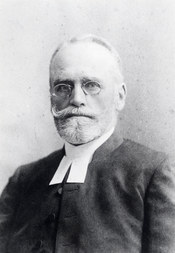 Karl Oskar Hedén var kyrkoherde i Össeby-Garns församling 1883-1914.
Uppgift om fotoår saknas, men troligen slutet av 1800-talet eller början av 1900-talet.