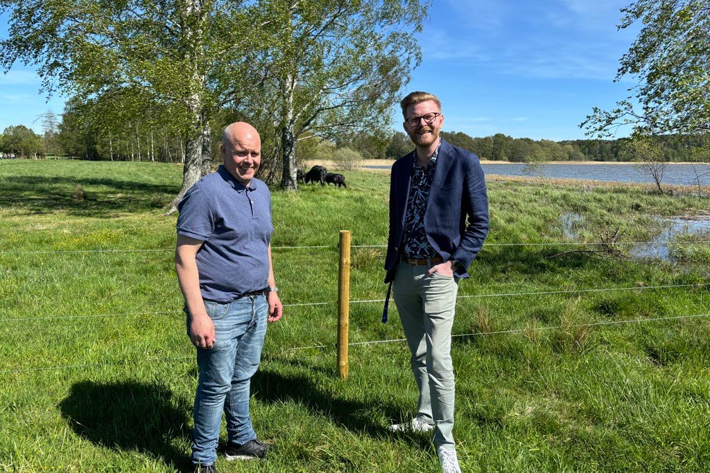 Dan Winnanson och Johan Skog står i en hage och ler.