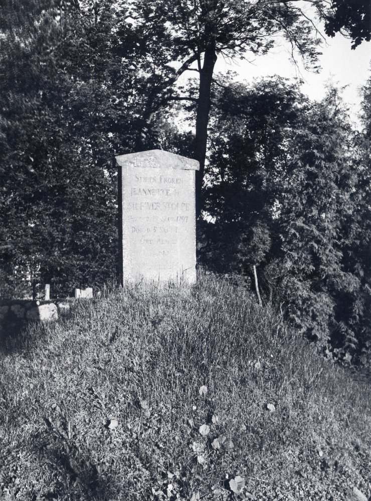 Stiftsfröken Jeannette Silfverstolpes gravvård på Vallentunkyrkogård.  Hon föddes 1797 och dog i rödsot endast 12 år gammal.  Hon ville inte bli begravd i den mörka jorden - föräldrarna gjorde i stället en gravkulle