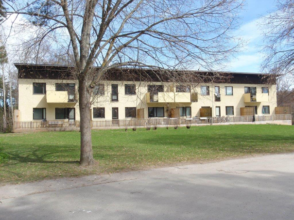 Huset finns på Backavägen i Kårsta och är ett av tre hyreshus på fastigheten. De är uppförda 1961-1962 och 1970.  Bild från Folkrörelsearkivets filmprojekt.