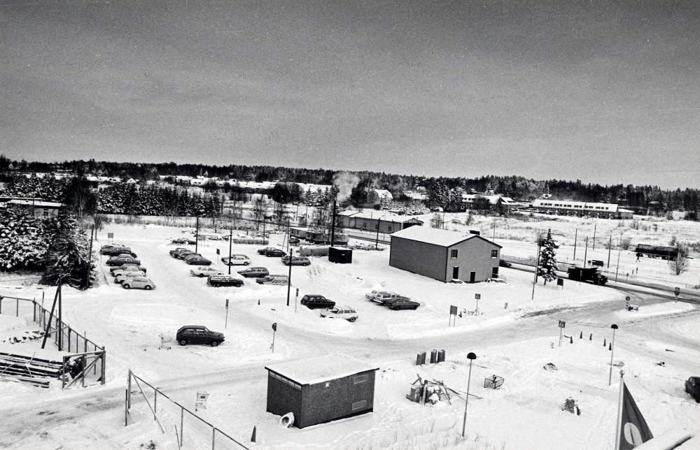 Norra delen av  Vallentuna centrum  sett från våningsplan två i det ännu ej färdigbyggda förvaltningshuset  Tärningen  I bildens mitt  Centrum-Bio  Längst t v skymtar daghemmet  Videgården  bakom bion  motorvagnstallar  vid Roslagsbanan samt i bakgrunden t h ny bebyggelse på  Åby gärde