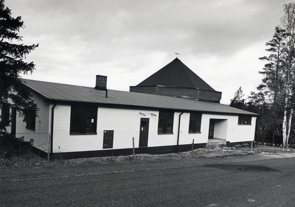 Åbybergskyrkan. Vallentuna frikyrkoförsamlings kyrka sedd från Bergvägen hösten 1978. Kyrkan innehåller förutom gudstjänstlokal, lokaler för ungdomsverksamhet och samlingsrum för programverksamhet och utställningar, kurser m m. Rummen har olika namn med lokal anknytning t ex Nyponstigen, 'Ny påstigen' med tåginredning, och Hagasalen. Kyrkan invigdes 26 november 1978.