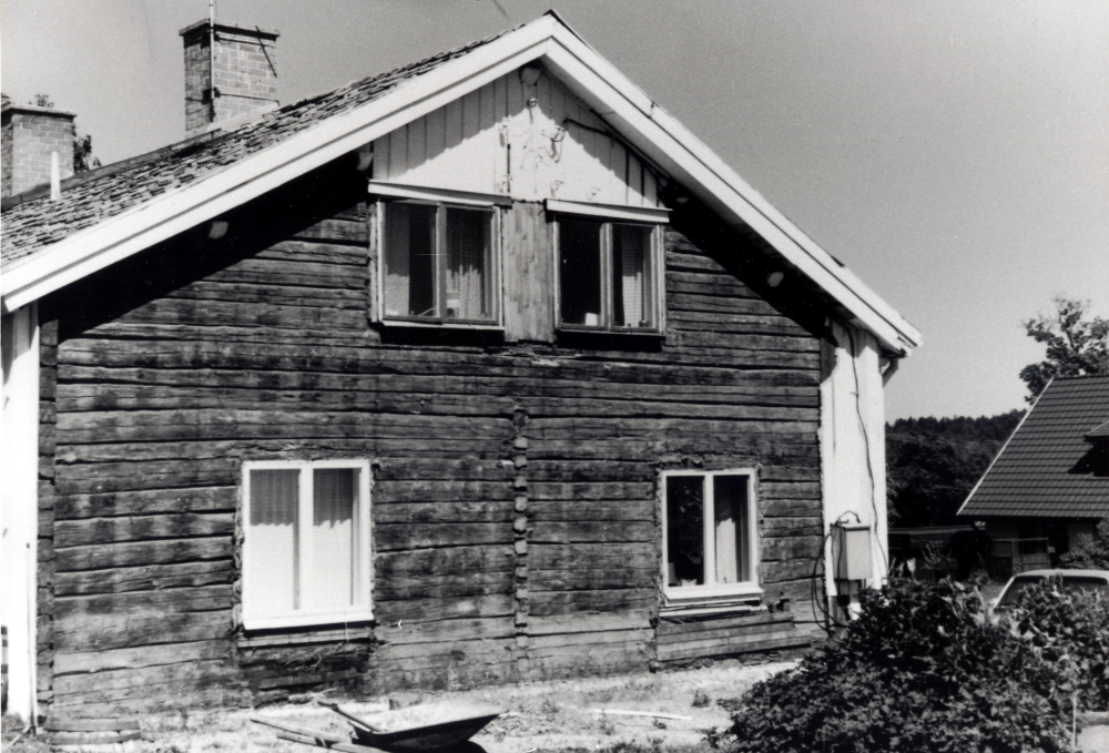 F d rättarbostaden vid Bällsta gård byggdes på 1800-talet och renoverades kraftigt i början av 1950-talet., då bl a fönsterna byttes ut, farstun togs bort. och skorstenarna byggdes om. Byggnaden innehöll tidigare 3 lägenheter och hade också varit statarbostad och bostäder för arbetare vid Bällsta gård. Jeanna Andersson fick lagfart till Bällsta 2: 199 och 2:216 21 juni 1955 och sålde senare husest till sin make Karl-Åke Andersson.  Övervåningen var ej inredd som bostad, hade bl a använts för uppfödning av smådjur, förmodligen råttor. Huset köptes 1977 av Gunnel och Rolf Jansson, som påbörjade fasadrenovering 1978.  2000 började man renovera tak, skorstenar och spismurar, renoveringen är inte avslutad 2003.  Förre ägaren Karl-Åke Andersson har berättat att någon Clerk hängt sig på vinden.