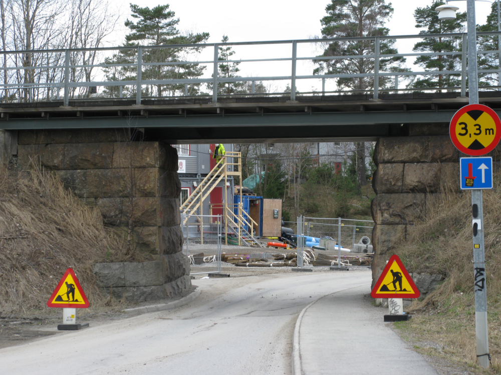 Gamla järnvägsbron över Gamla Karlbergsvägen i Bällsta. I samband med att Roslagsbanan förses med dubbelspår på sträckan Kragstalund Vallentuna rivs den gamla bron och ersätts av en ny, bredare, bro.