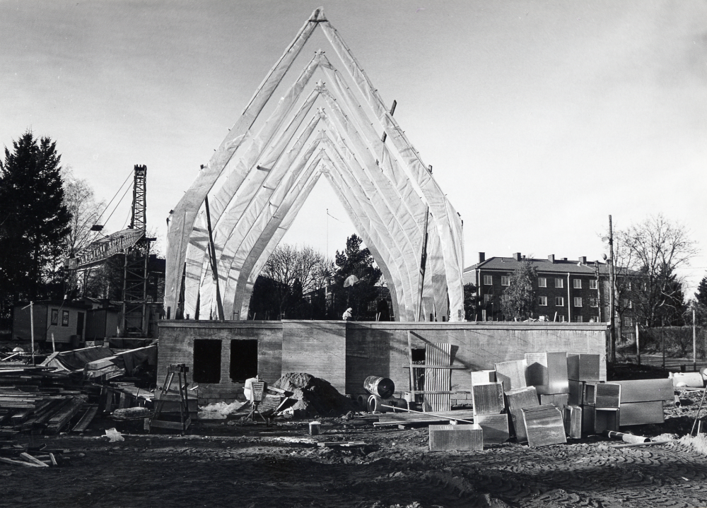 Pingstkyrkan i Vallentuna under byggnad hösten 1978. Takstolarna restes den 4 november. I bakgrunden flerfamiljshus vid Mörbyvägen