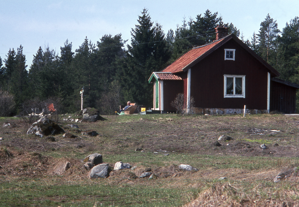 Torpet Fagermoda hörde till Molnby gård. Det var på 14 tunnland och hade tre dagsverken i veckan på Molnby gård. Fotografiet ingår i bildserien Några torp i Vallentuna 1970 som köptes av Vallentuna kommun. Dokumentationen gjordes mot bakgrund av den snabba förvandling av kulturlandskapet som skett och ännu sker. Många torp anlades under den svenska landsbygdens folkökning under slutet av 1700-talet och decennierna framöver. Dessa torp och små gårdar försvinner alltmer då de inte längre är lönsamma. Kulturmiljö.