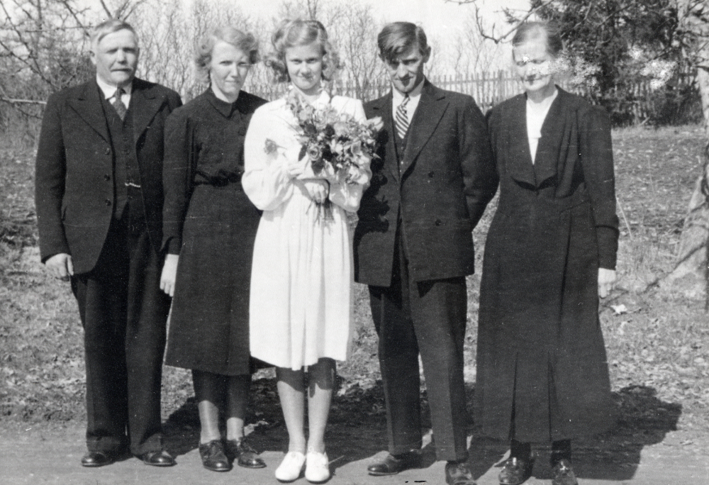 Vera född 1908 och Georg Kraft född 1898 med dottern Gun-Britt Kraft efter konfirmationen i Kårsta kyrka.  Vid sidan om föräldrarna står Gun-Britts morföräldrar som heter Elnqvist.

Uppgift om fotoår saknas men troligen början av 1940-talet.
