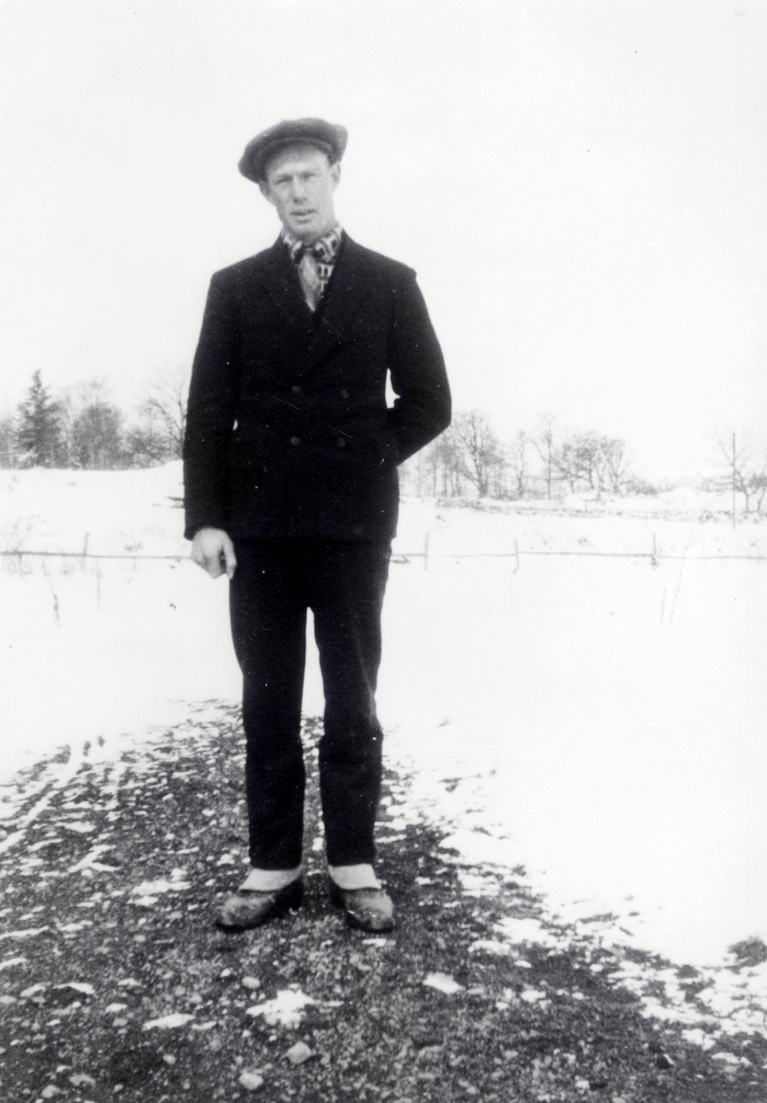 Emil Carlsson, Prästgården i Frösunda. Emil arbetade tillsammans med sin far och bror Ejnar som arrendator på prästgårdens jordbruk. Sedan fadern dött arrenderade bröderna jordbruket 1947-1967.  Emil avled 11 december 1989