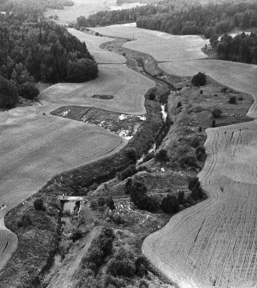 Holmbroån mellan Skarpsundby och Fågelsunda i Frösunda. Ån ingår i Långhundraleden som sträcker sig från Österåker till Gamla Uppsala. Flygfoto med modellflygplan.