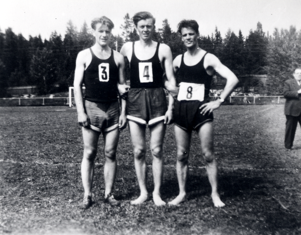 Brottbyklubben IK Roslagshov vinner lagtävlingen på DM 10 000 m i Tierp.    Fr v står Sven Söderman, Sture Karlsson och Elis Hultgren