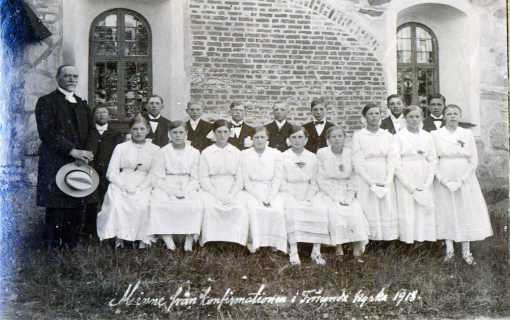 Konfirmation i Frösunda kyrka. Svea Linnea SÖderström , gift Lagerqvist, sitter som nummer två i främre raden.