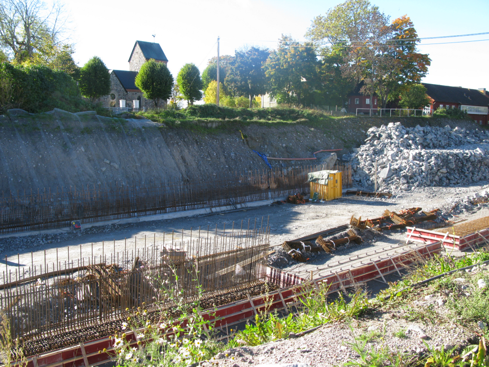 Väsbyvägen får delvis en ny sträckning när sociodukten mellan kyrkan och Vallentuna centrum anläggs.