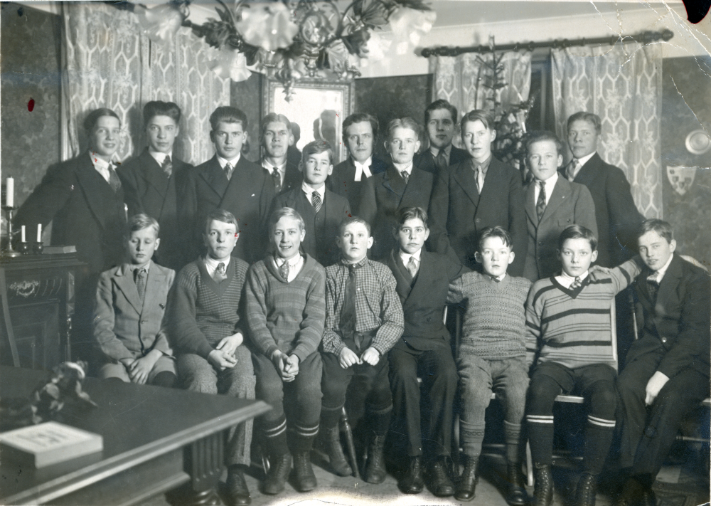 Vallentuna pojkarna, KFUM, samlade hos Ester och Kalle Bornholm i huset Borgen på Lindholmsvägen.  Pojkarnas ålder är mellan 14 och 20 år.  Övre raden fr v Bo Uhrenius Solsta, Birger Ekström Molnby gård, Stig Henningsson, Gösta Bornholm, son i huset, Harry Skogsberg, Sven Vängby, Arne Lindström, okänd, Ragnar Pettersson, Tore Cronestedt Väsby gård och  Bernhard Ekström Molnby gård.  Nedre raden fr v Håkan Härje, Lennart Sundberg, Bernhard Henningsson, okänd, Sven Hellgren, Arne Lundqvist, Rickard Jansson och okänd.