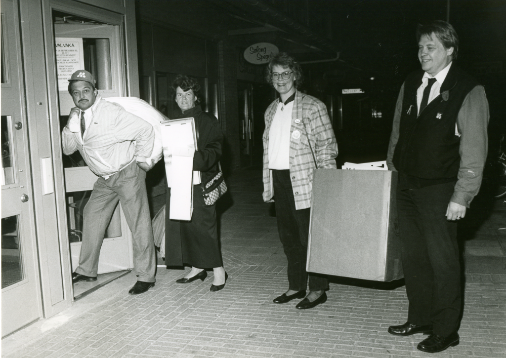 Val 1988. Moderaterna på väg till valvakan i kommunalhuset. Tvåa från vänster är kommunalrådet Birgitta Almlöf (M), övriga okända.