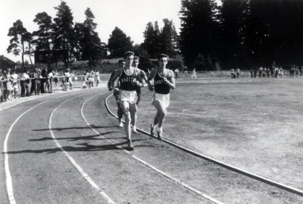 Löpning 5800 m under invigningen av Össeby IP, då Brottby SK tävlade mot övriga Roslagen och vann.  I 5800 meters loppet springer främst fr v Curt Lindberg Brottby SK och Gunnar Högberg Brottby SK, bakre paret fr v är Jan-Olof Hyalt Roslagen och Arne Källberg Roslagen