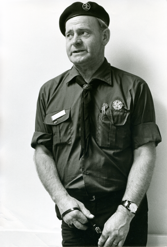 Öppet hus på Hammarbackens scoutgård. Demonstration av scoutliv för barn i alla åldrar. Naturkunskap, lektioner i utomhusmatlagning och visning av scouternas upprustade lokaler. Scoutledare Nisse Österberg, NSF, talade om frihet från sprit och tobak.
•Fotografiet ingår i bildserien ”Vardagsliv i Vallentuna kommun” av Rachael Gough-Azmier & Gunilla Blomé, Haga Studios HB.