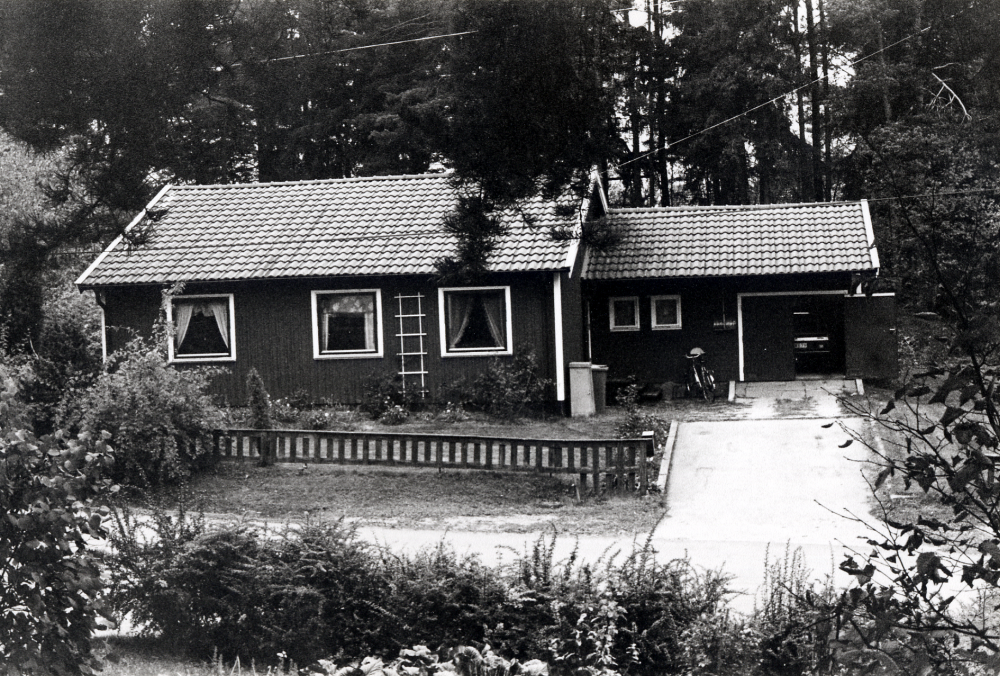 Norrängsvägen 17, Ormsta i Vallentuna.  Huset är ett av många i Ormsta framställda av Nivis-hus, Svenska Trähus.  Huset har sitt ursprungliga utseende kvar förutom att fönstren är moderniserade