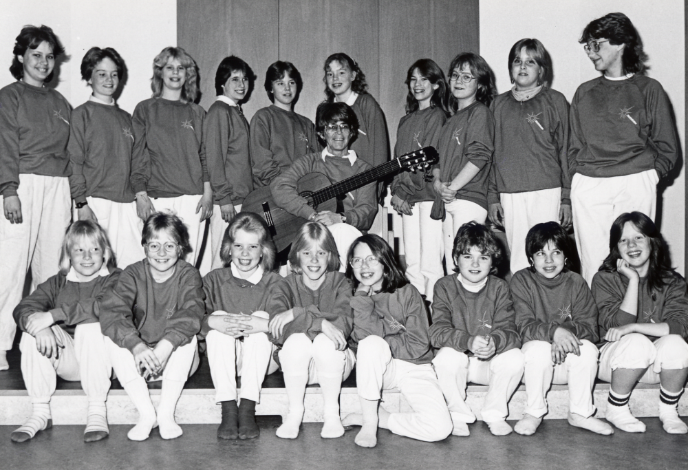 Elsa-Guns musikskola med solstrålarna fotograferade i Vallentunasalen. I mitten med gitarr sitter ledaren Elsa-Gun Gustafson