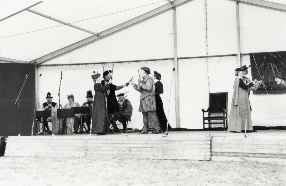 Gustav Vasa föddes på Lindholmens gård i Vallentuna 1496. Under maj månad firades i Orkesta Gustav Vasa 500 år .  Föreningar och enskilda arbetade gemensamt för ett festligt och minnesvärt jubileum.  I trädgården vid Lindholmens gård framför operan Gustav Wasa av J G Naumann.  Musikalisk ledare var Bo Ericsson och medlemmar från Trifolium och Roslagsoperan ingick i uppsättningen.  Medlemmar i Vallentuna folkdansförening dansade svärdsdansen.  På scen fr v Anita Hofving, Peter Vorwerk, Claes Friström, Ellen Gisselberg.  T h dansar Karin Vorwerk och Lennart Zackrisson.  Musiker från Sigtuna stadspipare