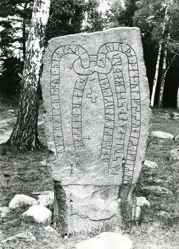 Runsten med beteckningen U225 i Bällsta, cirka 400 m söder om Vallbostrand (tidigare Bällsta gård) och cirka 50 meter öster om Vallentunasjön. Sannolikt är runstenen placerad på ursprunglig plats. Några meter från runstenarna finns en fyrkantig stenkrets, som kan ha utgjort centrum för den tingsplats som omnämns på U225 och som sedan 1600-talet är känd som Arkils tingstad. En mindre sommarstuga stod tidigare strax intill runstenarna. Den revs i början av 1950-talet.  Text från boken Runstenar i Vallentuna.