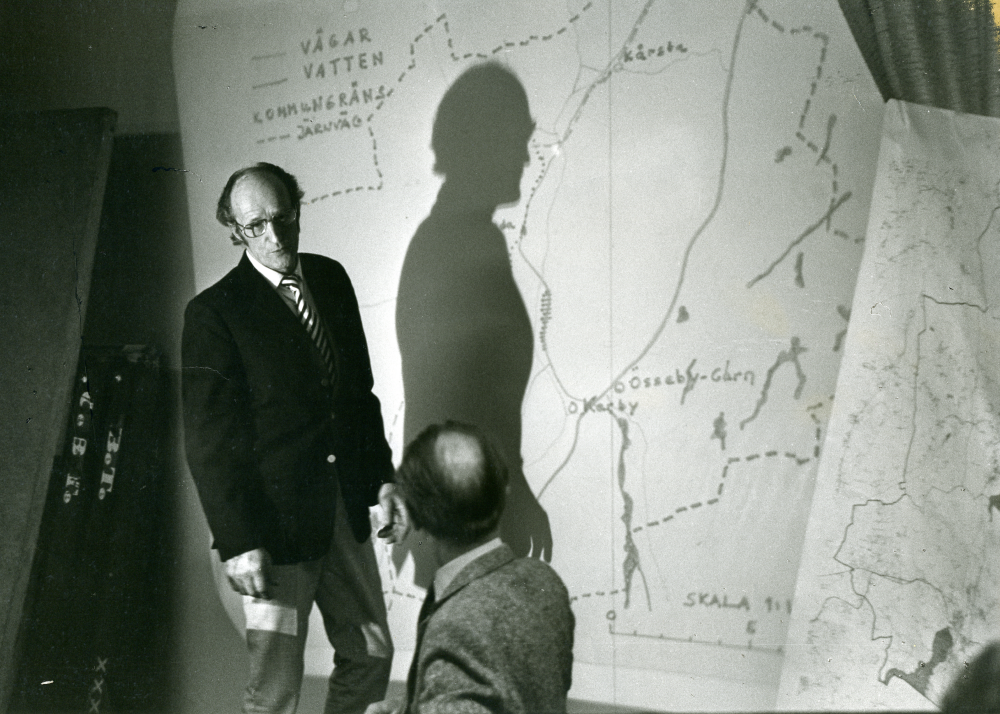 Aktionsgruppen Vår framtidsmiljö ordnar bystämma i Frösunda våren 1973. Namnuppgift saknas.
•Fotografiet ingår i bildserien ”Vardagsliv i Vallentuna kommun” av Rachael Gough-Azmier & Gunilla Blomé, Haga Studios HB.