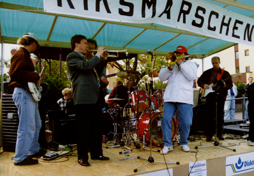 Musikern och skådespelaren Janne "Loffe" Carlsson, i röd keps, uppträdde tillsammans med ett gäng musiker på Tuna torg i samband med Riksmarschen för cancerfonden.