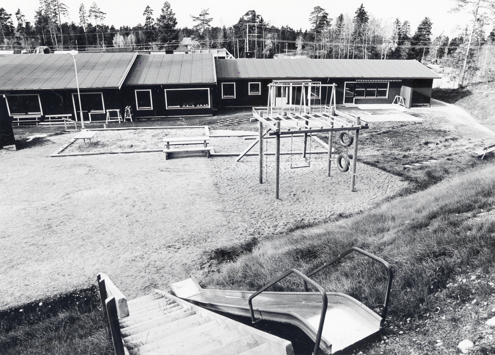 Kragstalunds daghem  i södra Vallentuna sett uppifrån skogen.  I bakgrunden skymtar  Stockholmsvägen  och den nya infarten till Bällstavägen