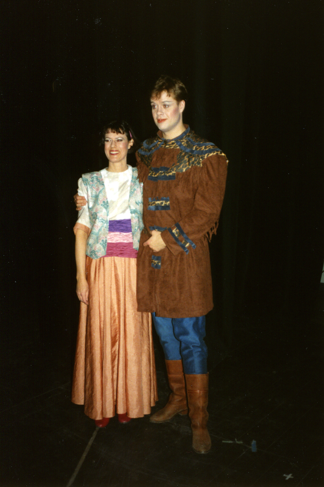 Operan Trollflöjten av W A Mozart sätts upp av Roslagens Musikdramatiska Ensemble (Roslagsoperan) på Vallentuna teater bl a 31 december samt 1 januari 1990. Regi Mikael Hylin, dirigent Bo Ericsson, scenografi Eva Rahmqvist, kostym Marie-Louise Jansson.  Pamina  spelas av Christina Falk och Tamino av Anders Lundström