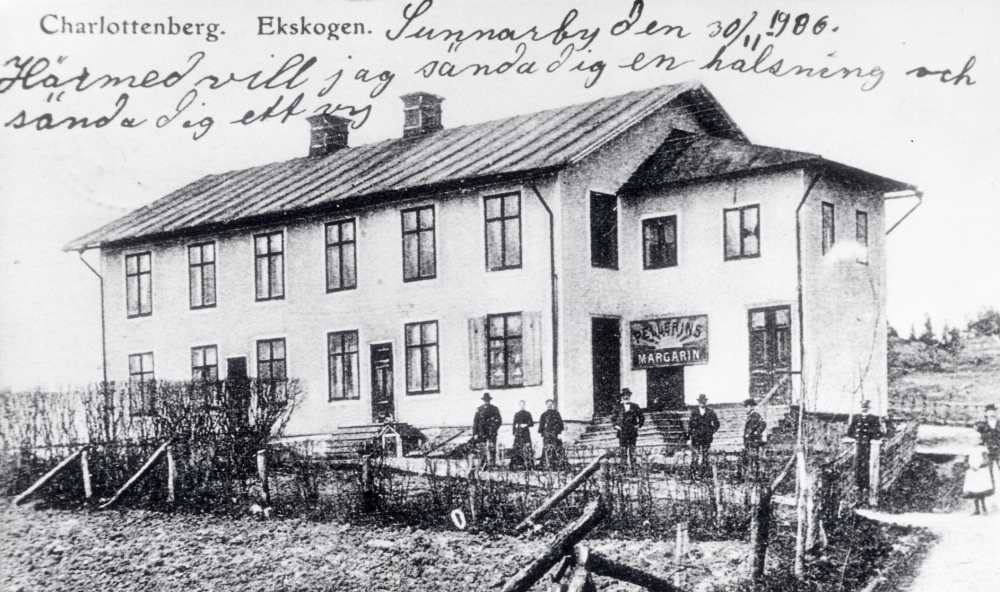 Charlottenberg i Ekskogen mittemot Ekskogen järnvägsstation inrymde handelsbod mejeri och missionslokal samt postkontor