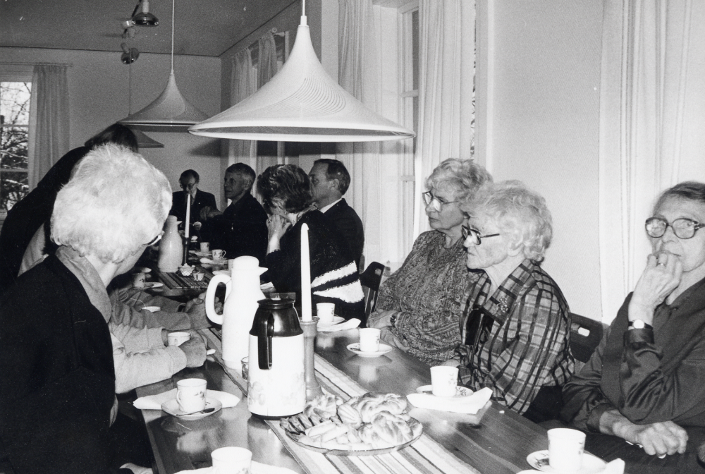 Josef Anderssons bok "Skola i brytningstid" presenteras i Össeby-Garns församlingshem. Vid bordet sitter t v närmast kameran Anna-Greta Sjöström, på motsatta sidan fr h Rosa Johansson, Signe Andersson, Gunhild Nylén Hillbo m fl