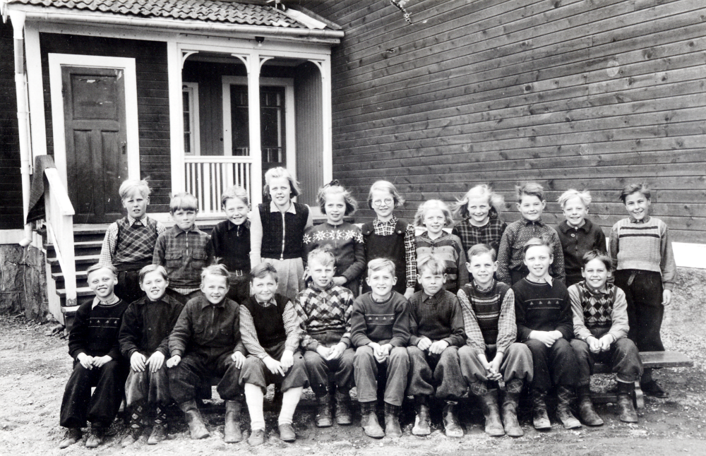 Skolbarnen samlade utanför Kårsta kyrkskola.  Läraren saknas på fotografiet, men är förmodligen Halvar Hedler.  I bakre raden fr v står Ove Pettersson, okänd, Karl-Axel Jansson, Inga-Lisa Lillje, Hillevi Jansson, Lillian Jansson, Siv Jansson, ? Lindström, Arne Johansson, Lars-Erik Staff och Olle Magnusson.   Sittande fr v Per-Olov Carlsson, Sven Kraft, Karl-Erik Karlsson, Björn Helgöstam, Yngve Jansson, Bertil Jansson, okänd, Robert Höglund, Nils-Olov Carlsson och Karl-Henrik Söderström.