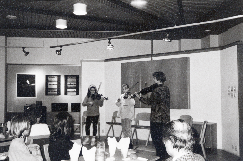 Lunchmusik med elever och lärare  från Vallentuna musikskola i Vallentunasalen.  Åhörarna köper biljetter till konserterna där elever och lärare spelar.  Efter konserten serveras salladslunch
