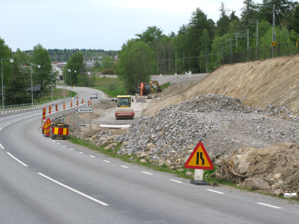 Roslagsbanan och Stockholmsvägen byggs om mellan april 2014 och februari 2015. Bilden visar backen ner mot Vallentuna centrum.