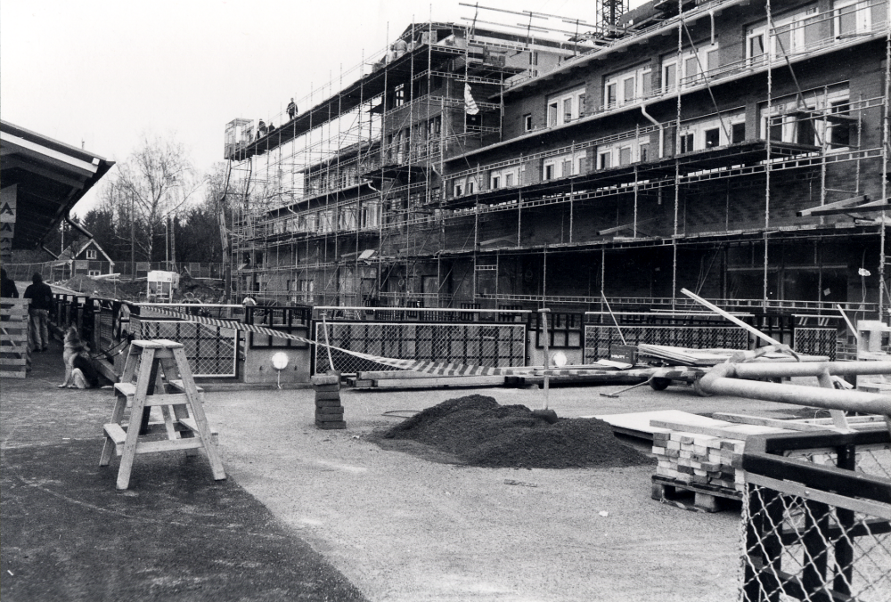 Vallentuna centrum bygg ut mot norr.  Norr om Tärningen görs en passage under Tuna torg mellan Banvägen och Mörbyvägen. En ny fastighet byggs t h med lokaler för affärer i gatuplanet, lokaler för företag och bostäder i övriga våningsplan.  I källarplanet vid Centrumpassagen byggs ett parkeringsgarage. T v skymtar en ICA-flagga