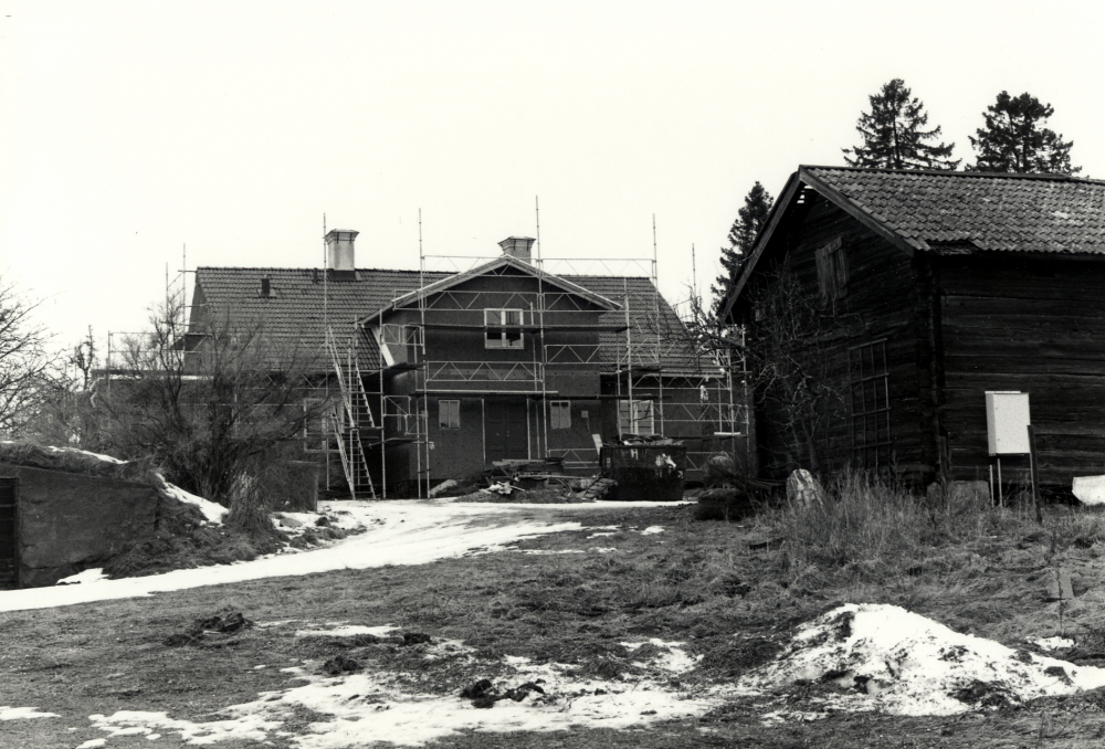 Veda gård i Vallentuna restaureras.  Gården ägs av Vallentuna kommun.  Veda ridskola och Vallentuna golfklubb ligger på gårdens mark