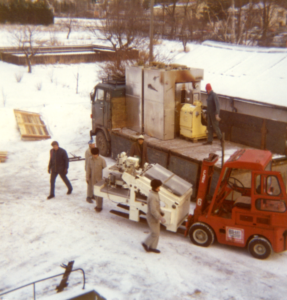 WT-bageriet stod färdigt 1955 och byggdes ut mot norr 1962.  Det byggdes och ägdes av Inga-Britt och Inge Englund, som också bodde i lägenheten ovanpå bageriet.   I bageriet bakade man från början kaffebröd, bakelser, tårtor och småkakor, som mest hade bageriet 19 anställda. 1975 lades bageriet ner och den automatiska tunnelugnen såldes och skickades till Finland. Övriga inventarier övertogs av Hägges bageri i Örnsköldsvik. Här står delar av tunnelugnen på lastbil för vidare transport med Viking lines färja. 