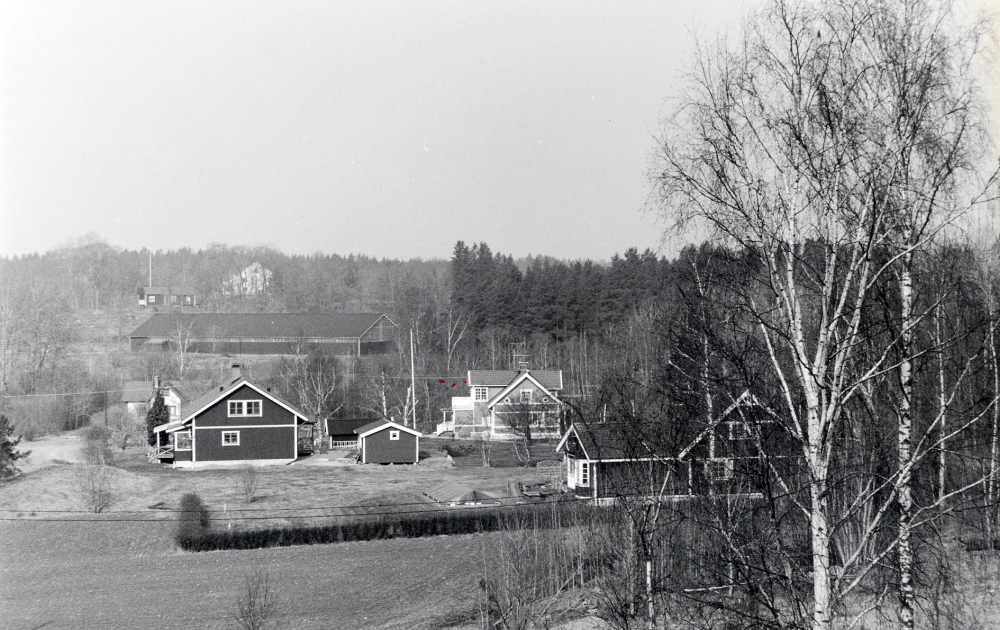 Utsikt över ny och gammal bebyggelse vid Gustavsbergs gård sett från berget  norr om Ubby gård. Det ljusa huset  bildens mitt är Rosenberg.  I bakgrunden skymtar Molnby gård med det nybyggda ridhuset nedanför
